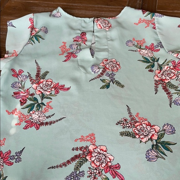 Lili white floral shirt size small - Picture 5 of 5